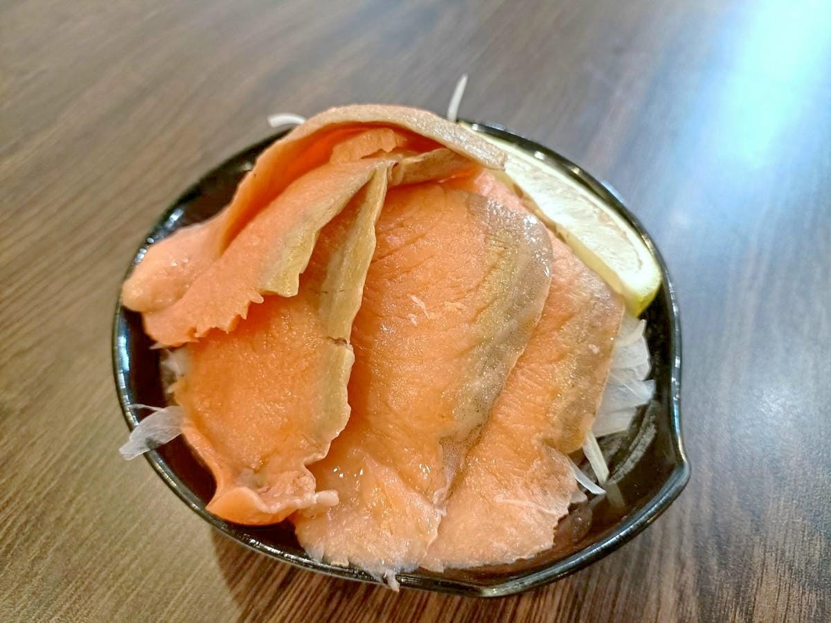 板橋美食|悅勝丼飯、生魚片、壽司專賣-板橋店。大推山海丼、干