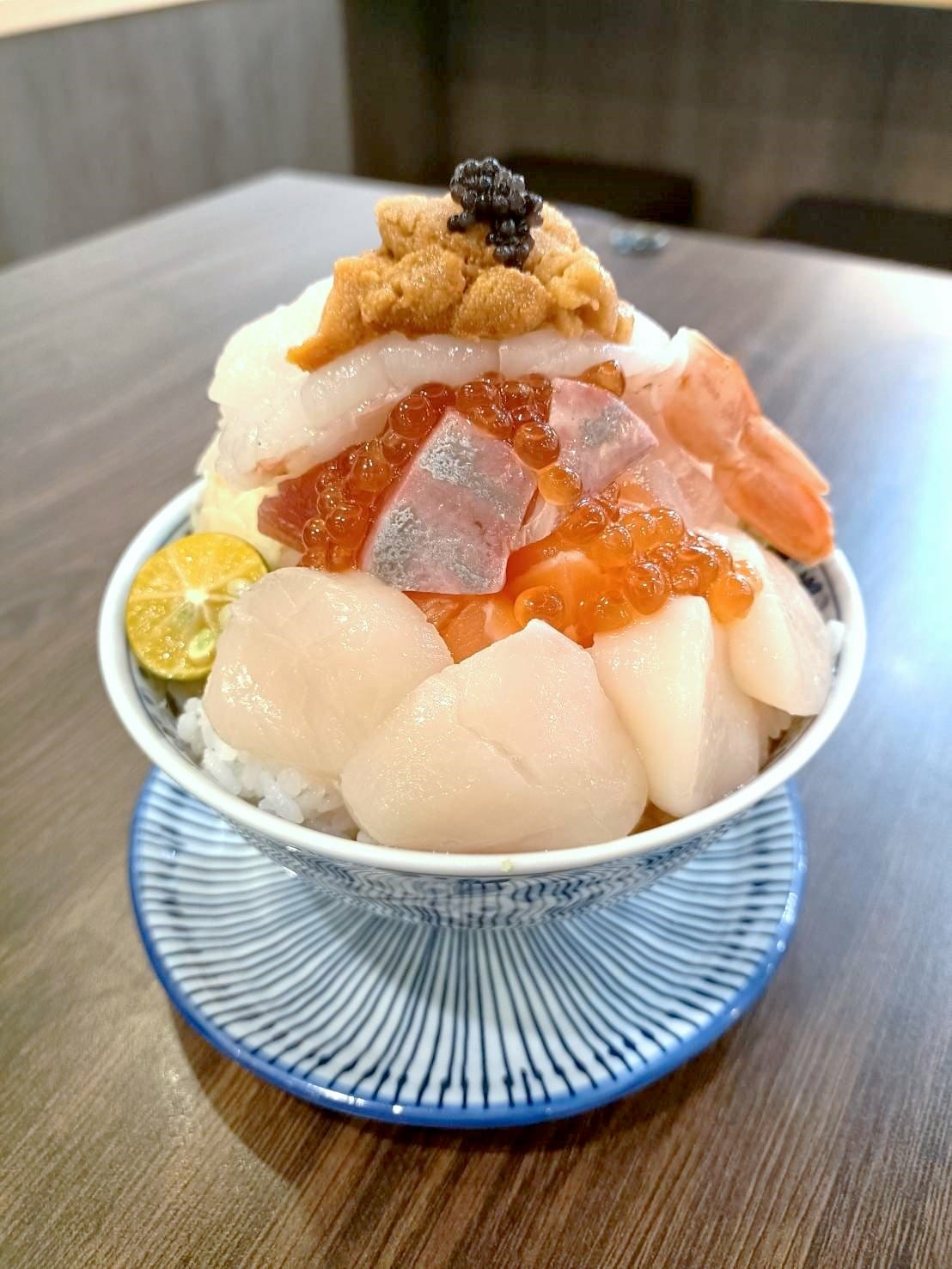 板橋美食|悅勝丼飯、生魚片、壽司專賣-板橋店。大推山海丼、干