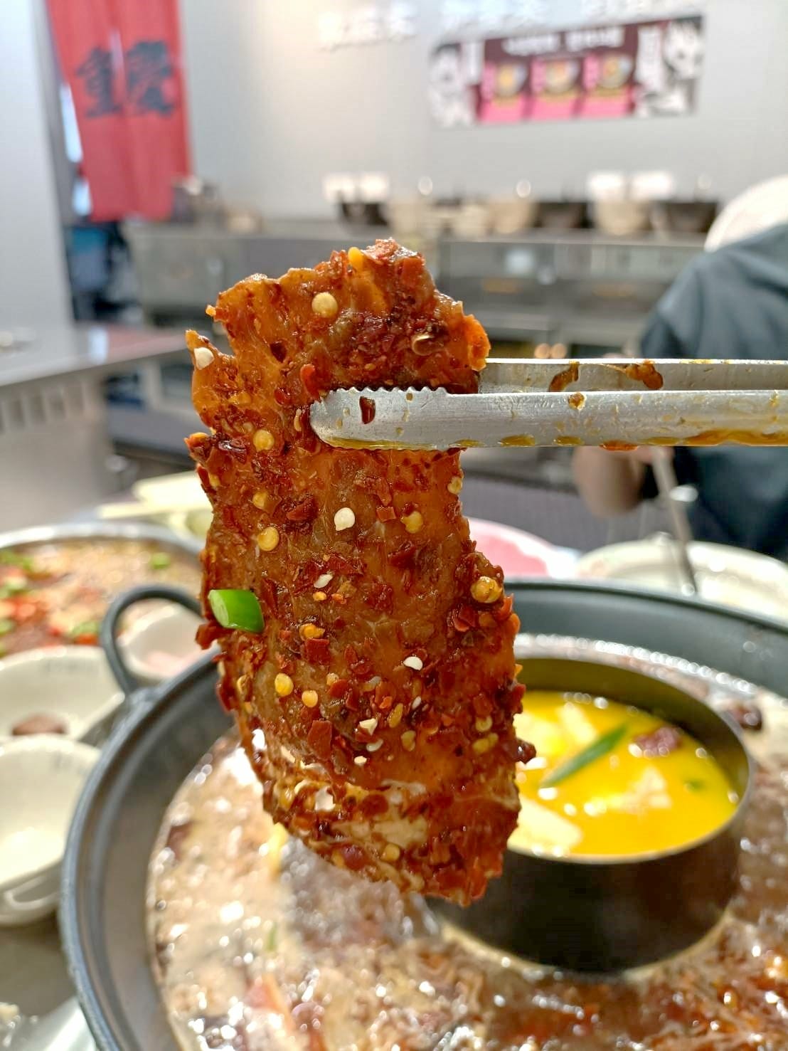 台北國父紀念館美食|李鐵柱老火鍋 台北光復店。醇厚牛油打造八