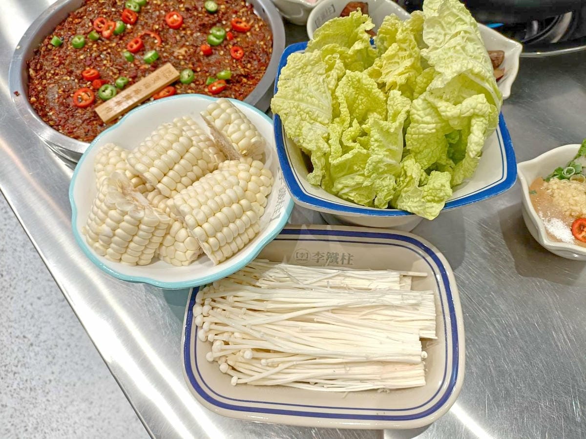 台北國父紀念館美食|李鐵柱老火鍋 台北光復店。醇厚牛油打造八