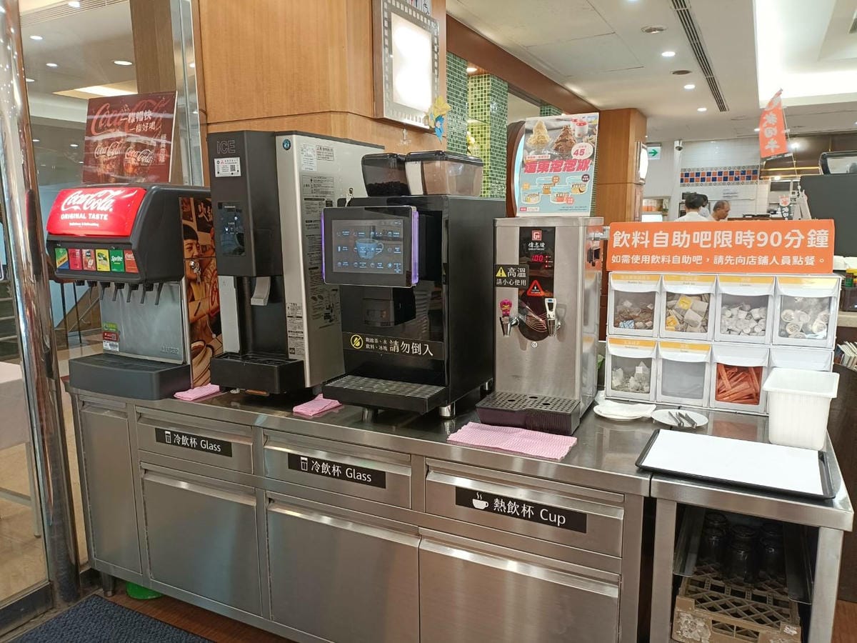 台北車站美食|樂雅樂餐廳 站前店。凡點主餐就可享用飲料自助吧