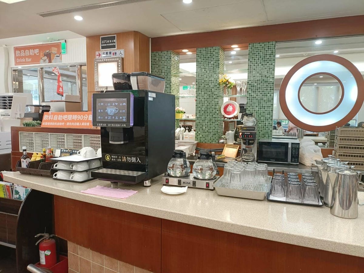 台北車站美食|樂雅樂餐廳 站前店。凡點主餐就可享用飲料自助吧