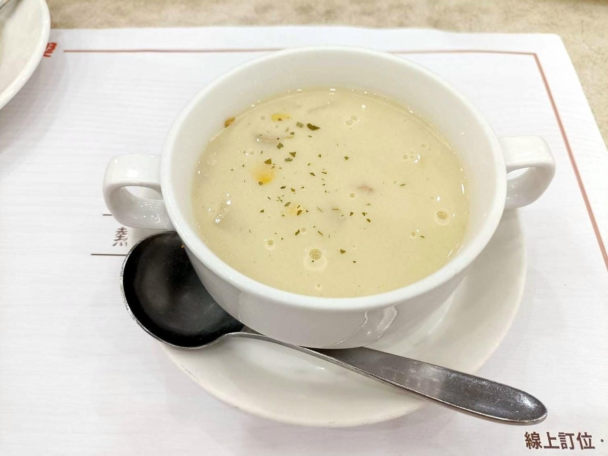 台北車站美食|樂雅樂餐廳 站前店。凡點主餐就可享用飲料自助吧