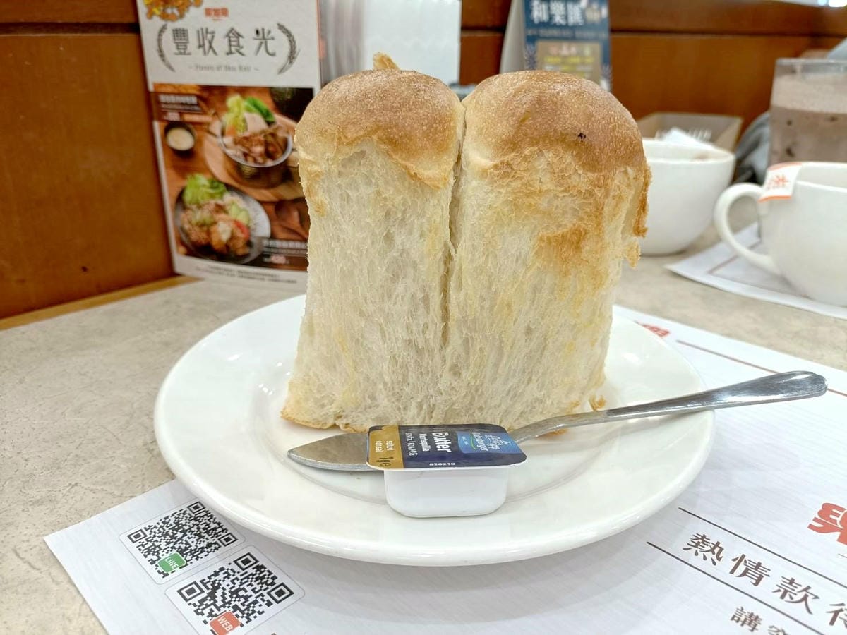 台北車站美食|樂雅樂餐廳 站前店。凡點主餐就可享用飲料自助吧