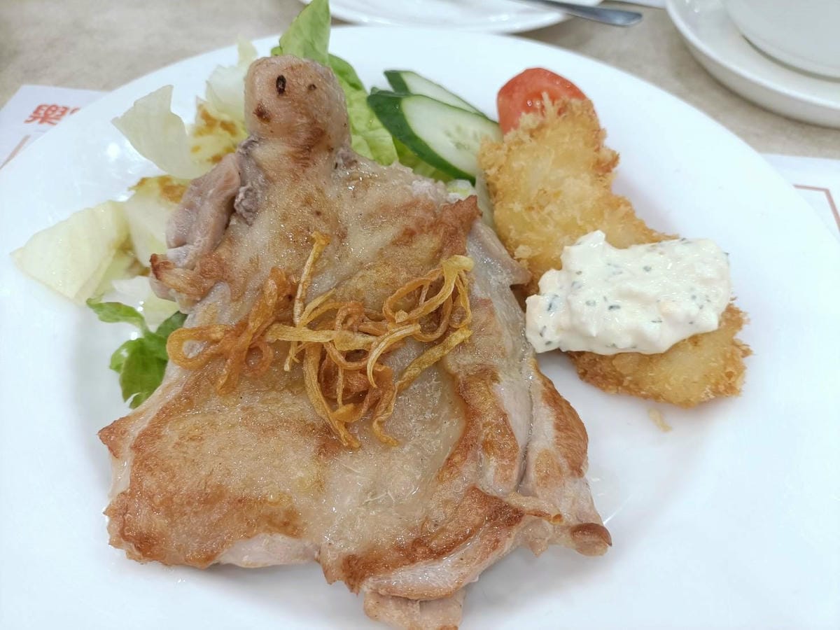 台北車站美食|樂雅樂餐廳 站前店。凡點主餐就可享用飲料自助吧