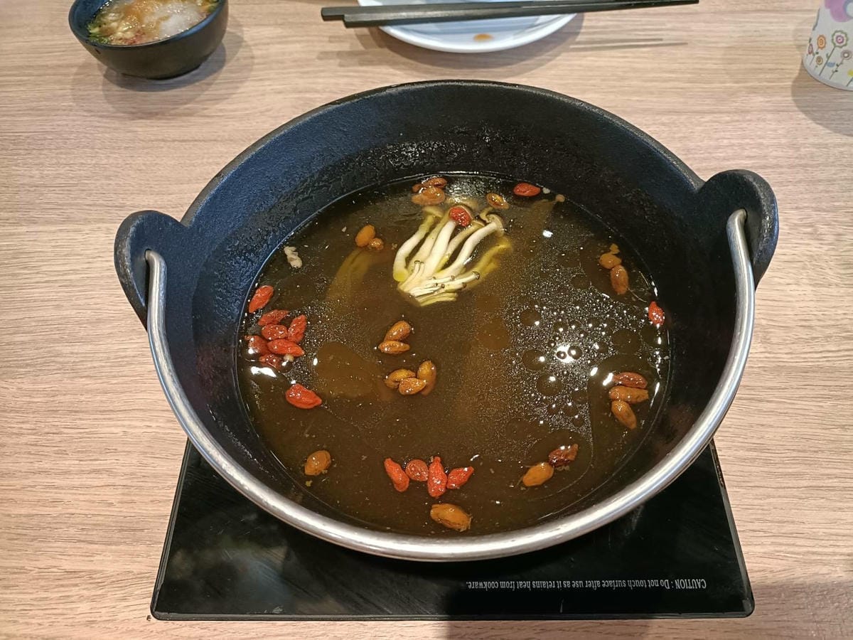 板橋美食|瘋一鍋飲茶鍋物 板橋環球店。火鍋和手搖飲的完美結合