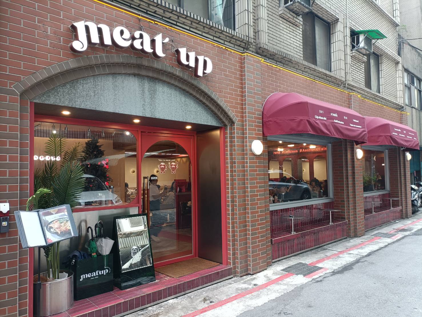 台北中山區甜點|Meat Up 覓晌 中山店。經典草莓舒芙蕾、草苺抹茶飲,草莓季正式登場囉! - 第1張圖 台北中山區甜點|Meat Up 覓晌 中山店。經典草莓舒芙蕾、草苺抹茶飲,草莓季正式登場囉!