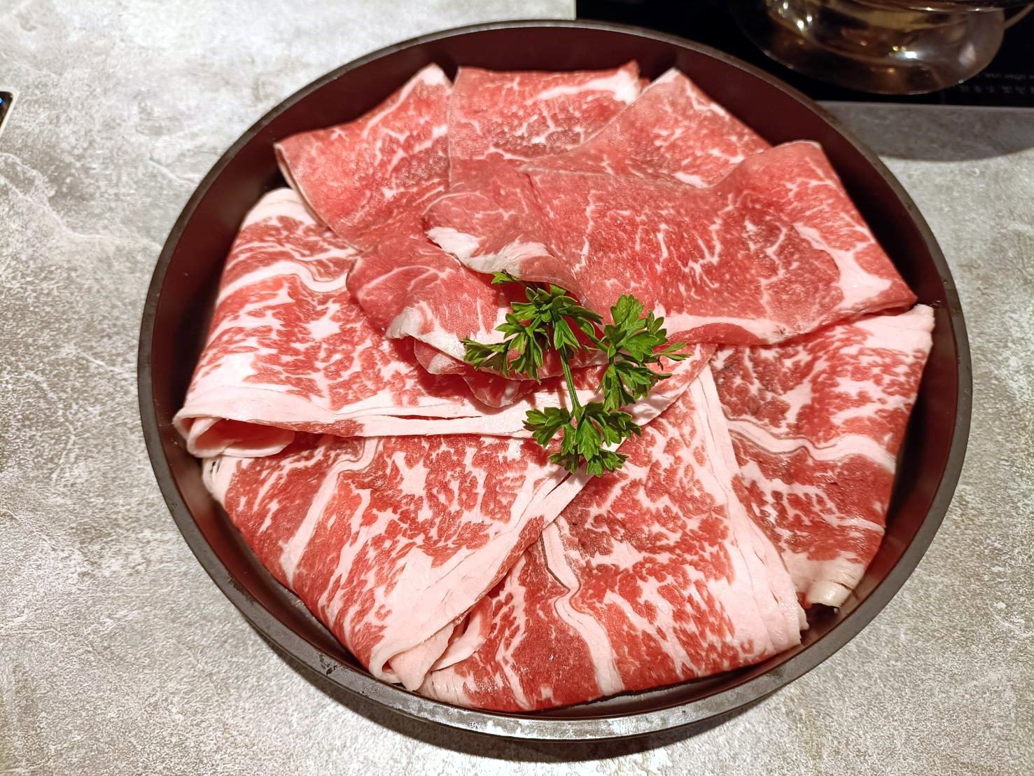 台北忠孝敦化美食|沅湯精緻鍋物大安館。日本和牛、活跳海鮮、手搖茶飲，一店搞定!