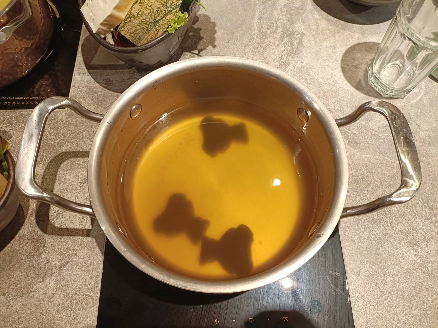 台北忠孝敦化美食|沅湯精緻鍋物大安館。日本和牛、活跳海鮮、手搖茶飲，一店搞定!