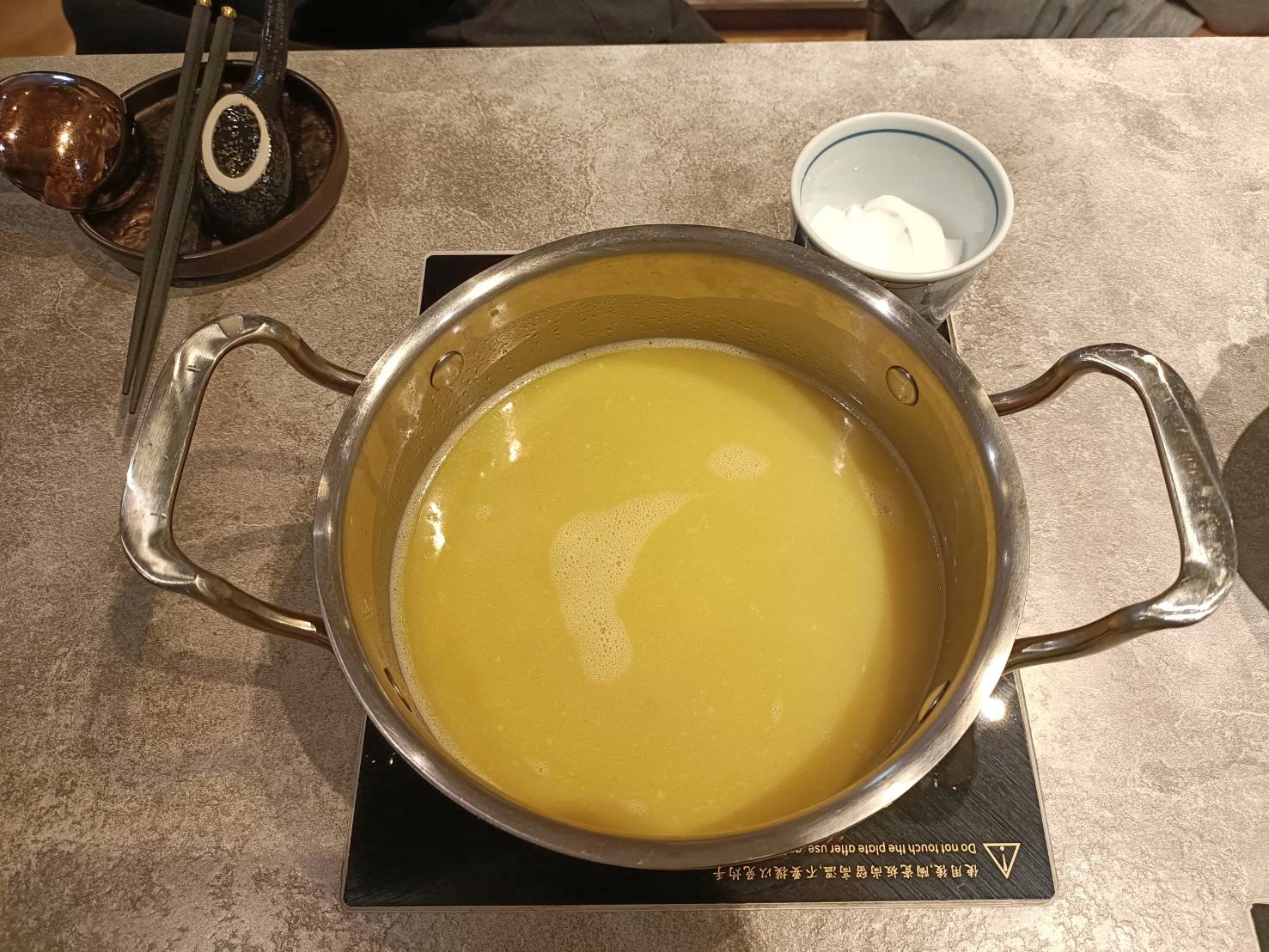 台北忠孝敦化美食|沅湯精緻鍋物大安館。日本和牛、活跳海鮮、手搖茶飲，一店搞定!