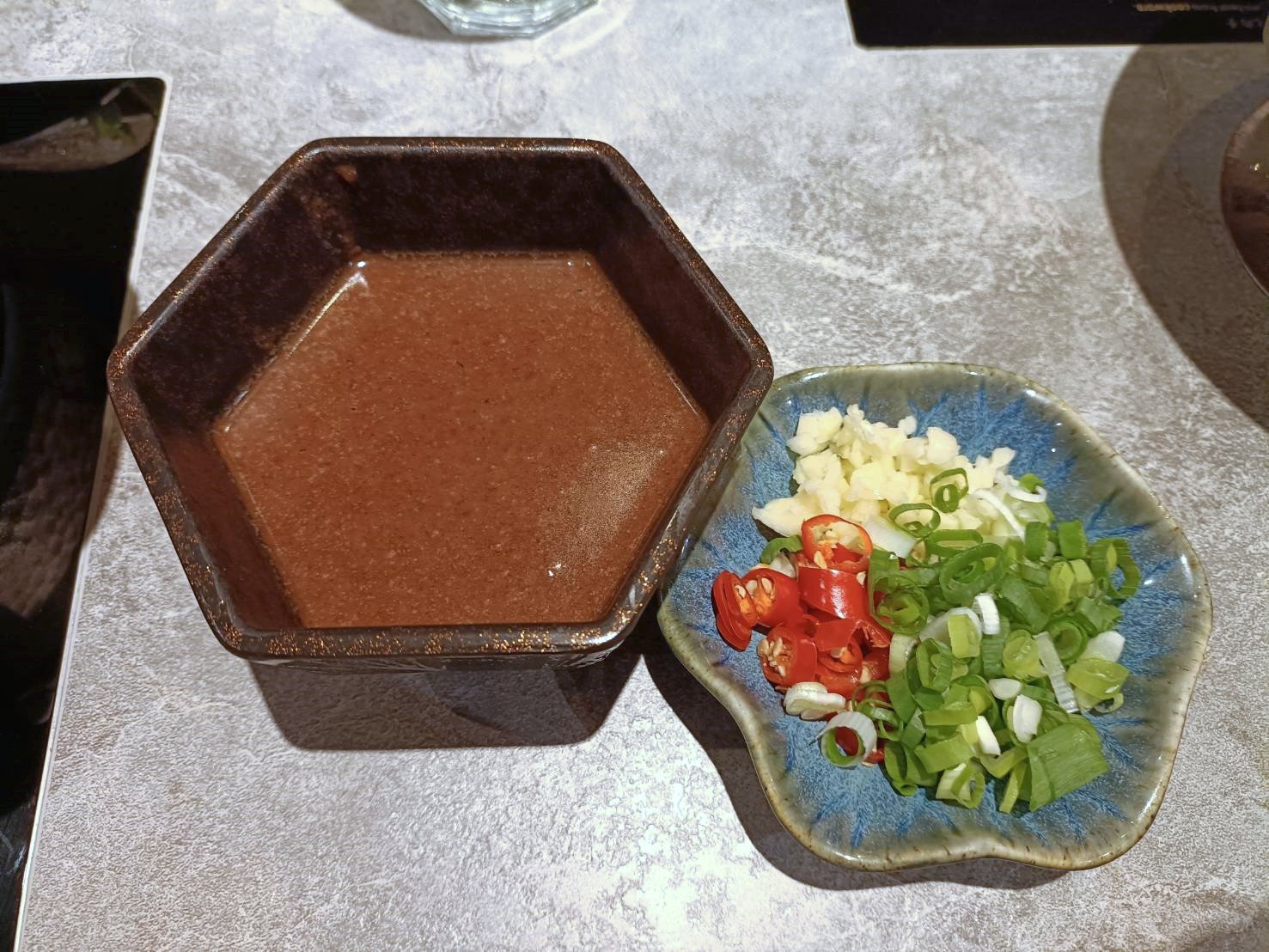 台北忠孝敦化美食|沅湯精緻鍋物大安館。日本和牛、活跳海鮮、手搖茶飲，一店搞定!