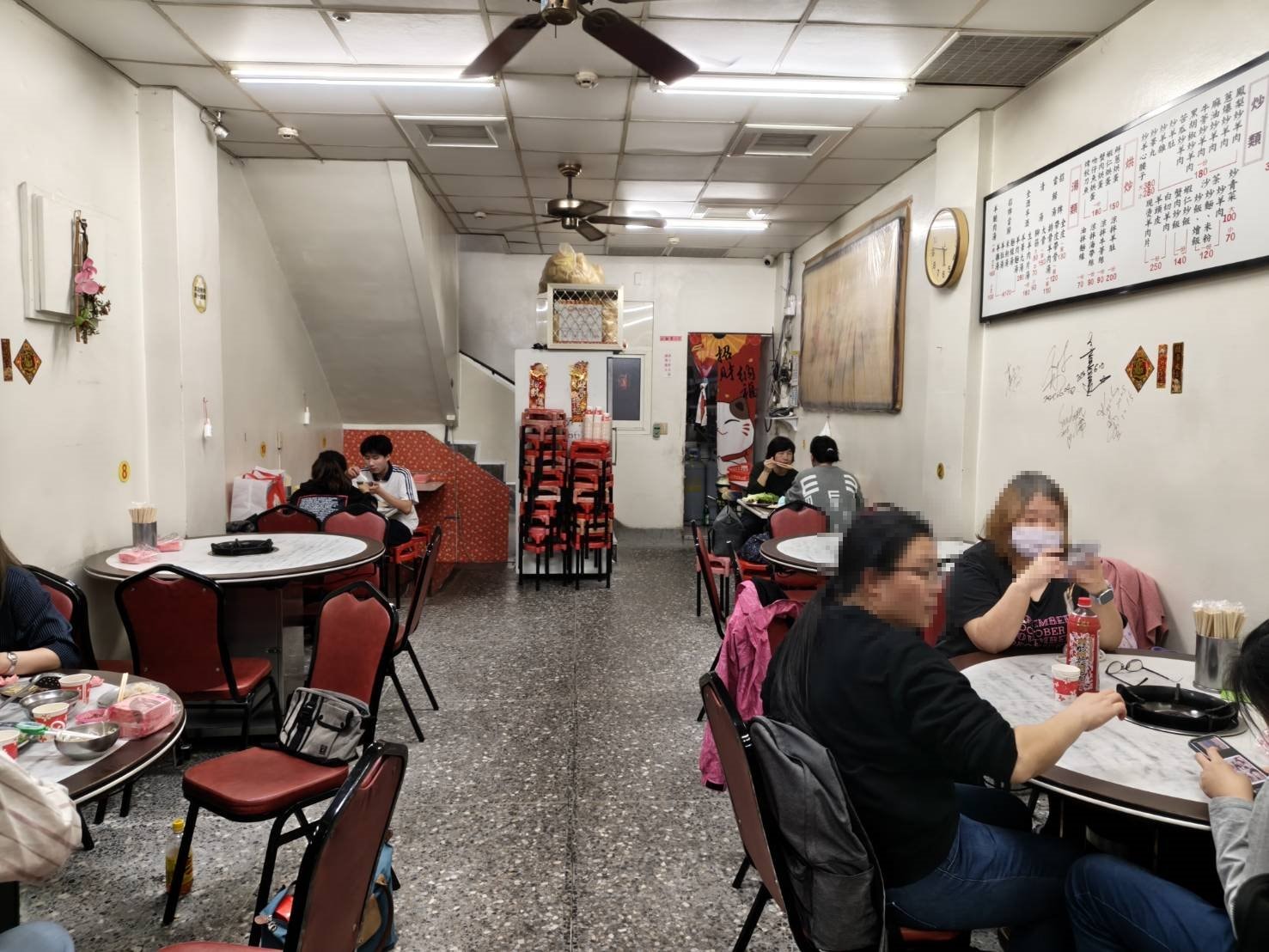 台中美食|呂記正宗岡山羊肉爐羊肉快炒店。當歸羊肉火鍋湯頭濃郁沒得比!飄出其香就讓狂你流口水~牛蒡、苦瓜炒羊肉好吃到想再續盤! - 第3張圖 台中美食|呂記正宗岡山羊肉爐羊肉快炒店。當歸羊肉火鍋湯頭濃郁沒得比!飄出其香就讓狂你流口水~牛蒡、苦瓜炒羊肉好吃到想再續盤!