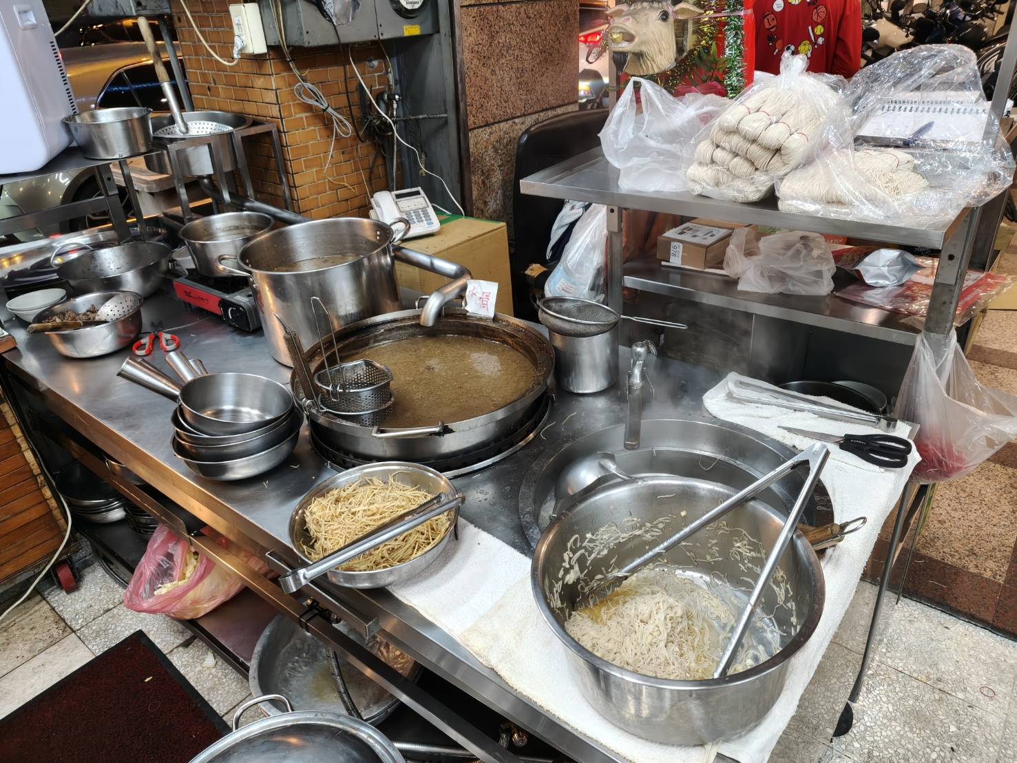 台中美食|呂記正宗岡山羊肉爐羊肉快炒店。當歸羊肉火鍋湯頭濃郁沒得比!飄出其香就讓狂你流口水~牛蒡、苦瓜炒羊肉好吃到想再續盤! - 第2張圖 台中美食|呂記正宗岡山羊肉爐羊肉快炒店。當歸羊肉火鍋湯頭濃郁沒得比!飄出其香就讓狂你流口水~牛蒡、苦瓜炒羊肉好吃到想再續盤!