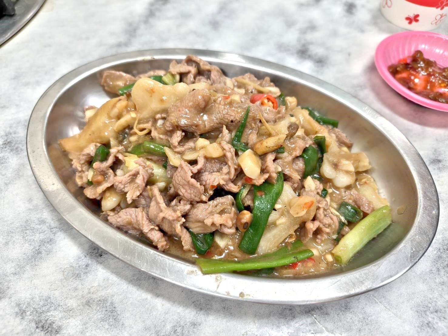 台中美食|呂記正宗岡山羊肉爐羊肉快炒店。當歸羊肉火鍋湯頭濃郁沒得比!飄出其香就讓狂你流口水~牛蒡、苦瓜炒羊肉好吃到想再續盤! - 第15張圖 台中美食|呂記正宗岡山羊肉爐羊肉快炒店。當歸羊肉火鍋湯頭濃郁沒得比!飄出其香就讓狂你流口水~牛蒡、苦瓜炒羊肉好吃到想再續盤!