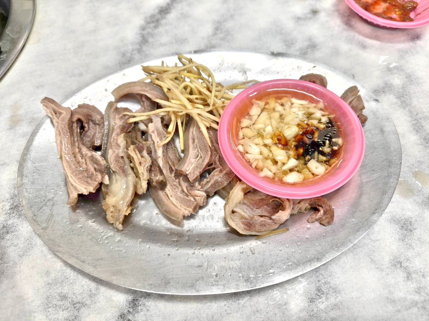 台中美食|呂記正宗岡山羊肉爐羊肉快炒店。當歸羊肉火鍋湯頭濃郁沒得比!飄出其香就讓狂你流口水~牛蒡、苦瓜炒羊肉好吃到想再續盤! - 第16張圖 台中美食|呂記正宗岡山羊肉爐羊肉快炒店。當歸羊肉火鍋湯頭濃郁沒得比!飄出其香就讓狂你流口水~牛蒡、苦瓜炒羊肉好吃到想再續盤!