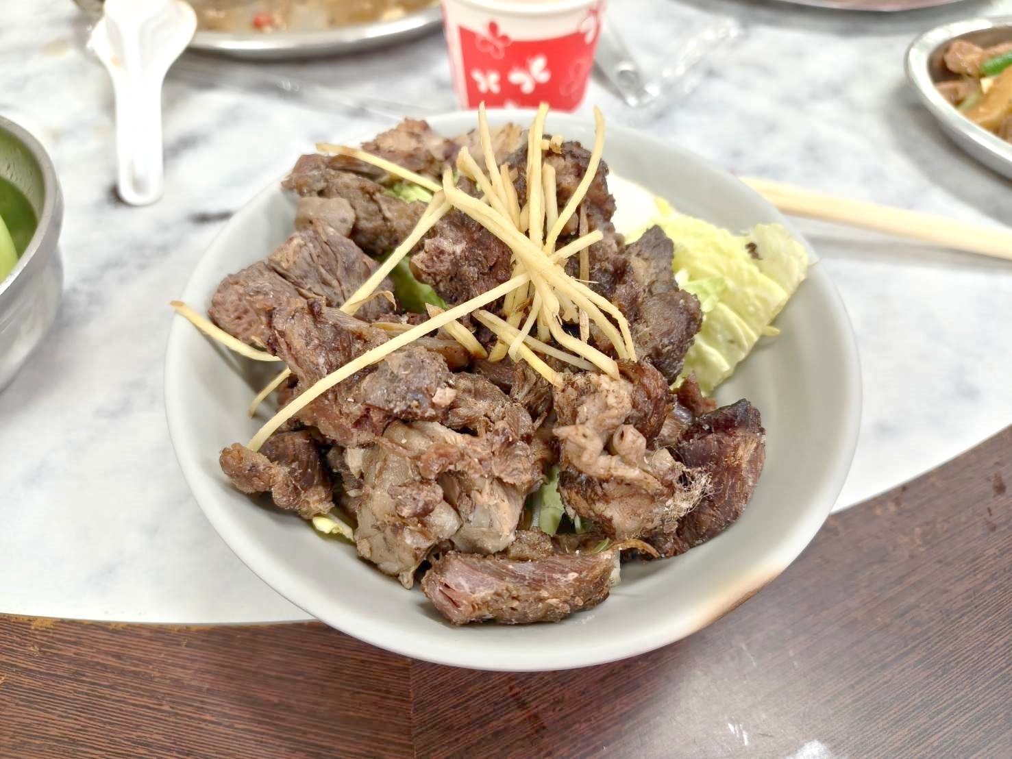 台中美食|呂記正宗岡山羊肉爐羊肉快炒店。當歸羊肉火鍋湯頭濃郁沒得比!飄出其香就讓狂你流口水~牛蒡、苦瓜炒羊肉好吃到想再續盤! - 第9張圖 台中美食|呂記正宗岡山羊肉爐羊肉快炒店。當歸羊肉火鍋湯頭濃郁沒得比!飄出其香就讓狂你流口水~牛蒡、苦瓜炒羊肉好吃到想再續盤!