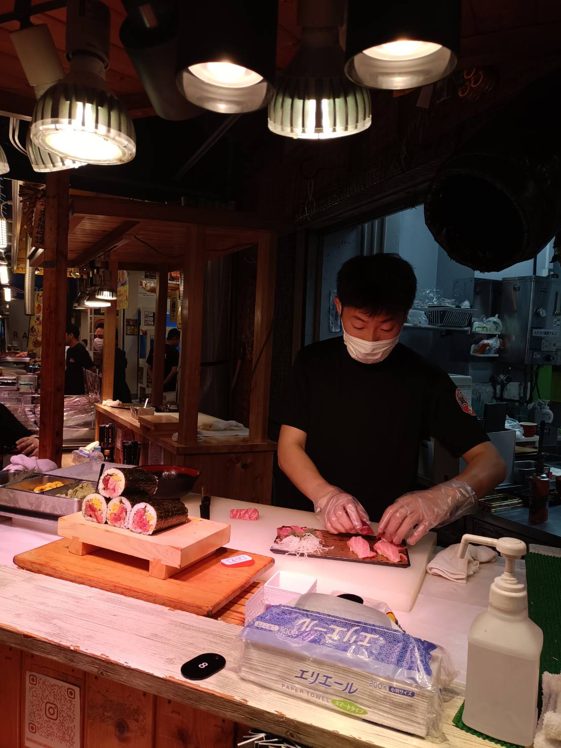 2025大阪|黑門市場開吃!黑銀まぐろや吃油脂豐富的鮪魚腹肉、八十島吃新鮮的現烤帝王蟹腳、Cinderella Croissant(クシンデレラ ロワッサン)爆餡北海道奶油可頌必吃! - 第3張圖 2025大阪|黑門市場開吃!黑銀まぐろや吃油脂豐富的鮪魚腹肉、八十島吃新鮮的現烤帝王蟹腳、Cinderella Croissant(クシンデレラ ロワッサン)爆餡北海道奶油可頌必吃!