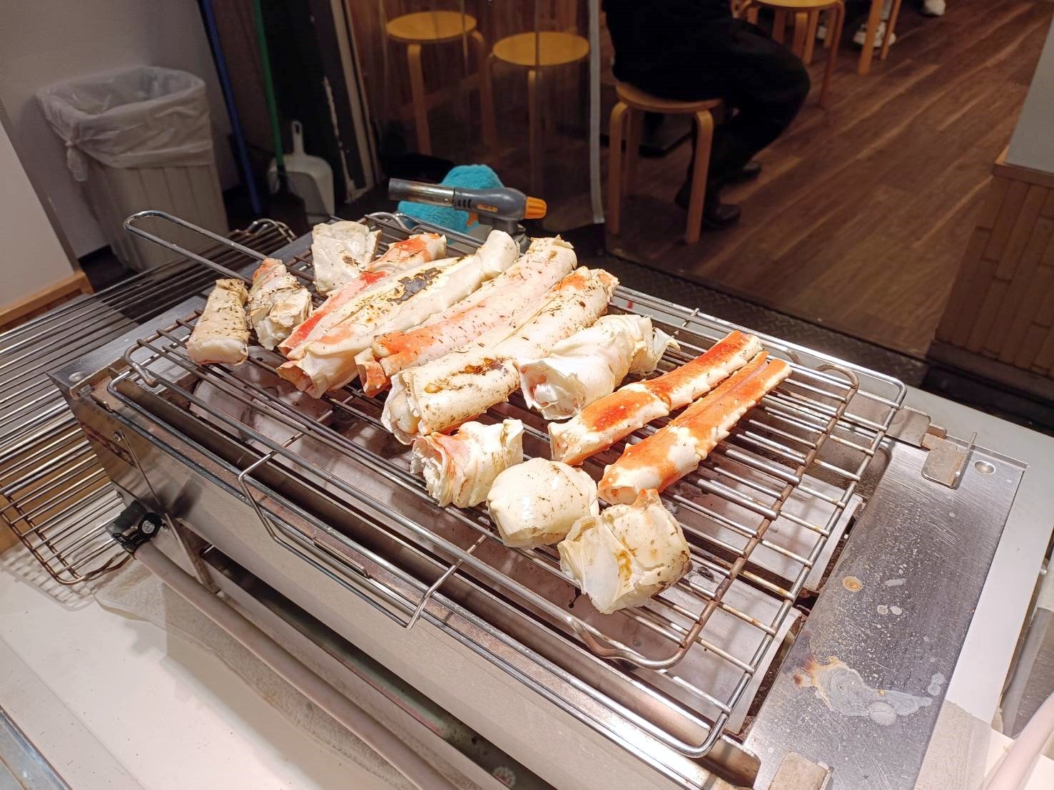 2025大阪|黑門市場開吃!黑銀まぐろや吃油脂豐富的鮪魚腹肉、八十島吃新鮮的現烤帝王蟹腳、Cinderella Croissant(クシンデレラ ロワッサン)爆餡北海道奶油可頌必吃! - 第9張圖 2025大阪|黑門市場開吃!黑銀まぐろや吃油脂豐富的鮪魚腹肉、八十島吃新鮮的現烤帝王蟹腳、Cinderella Croissant(クシンデレラ ロワッサン)爆餡北海道奶油可頌必吃!