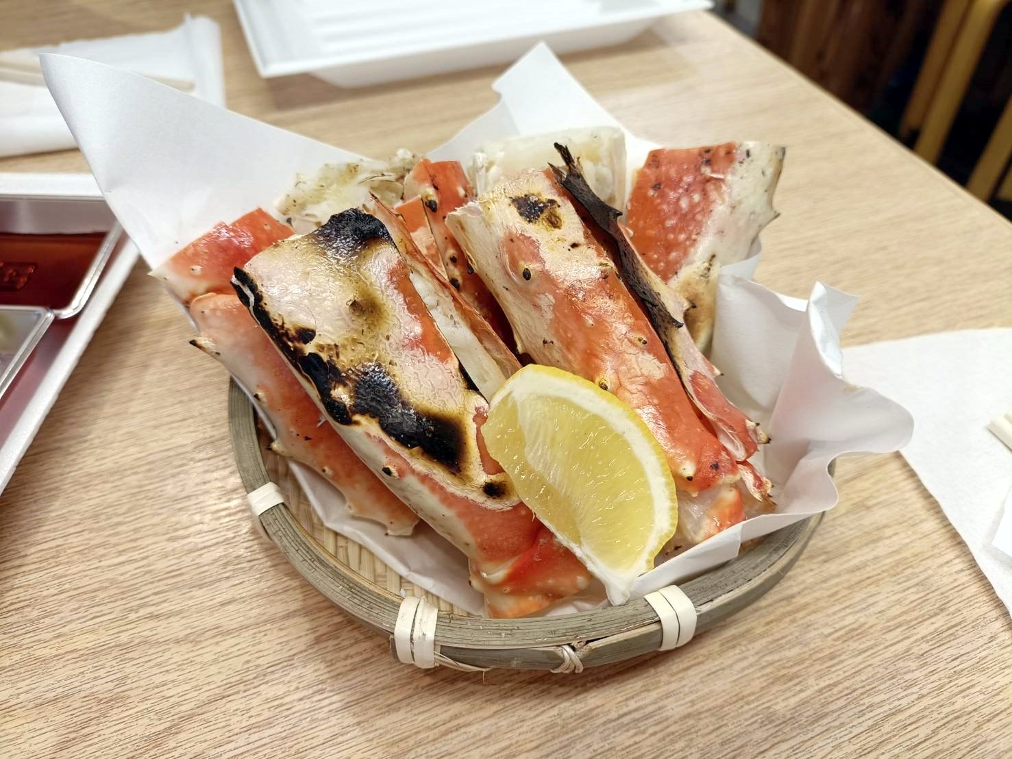 2025大阪|黑門市場開吃!黑銀まぐろや吃油脂豐富的鮪魚腹肉、八十島吃新鮮的現烤帝王蟹腳、Cinderella Croissant(クシンデレラ ロワッサン)爆餡北海道奶油可頌必吃! - 第11張圖 2025大阪|黑門市場開吃!黑銀まぐろや吃油脂豐富的鮪魚腹肉、八十島吃新鮮的現烤帝王蟹腳、Cinderella Croissant(クシンデレラ ロワッサン)爆餡北海道奶油可頌必吃!