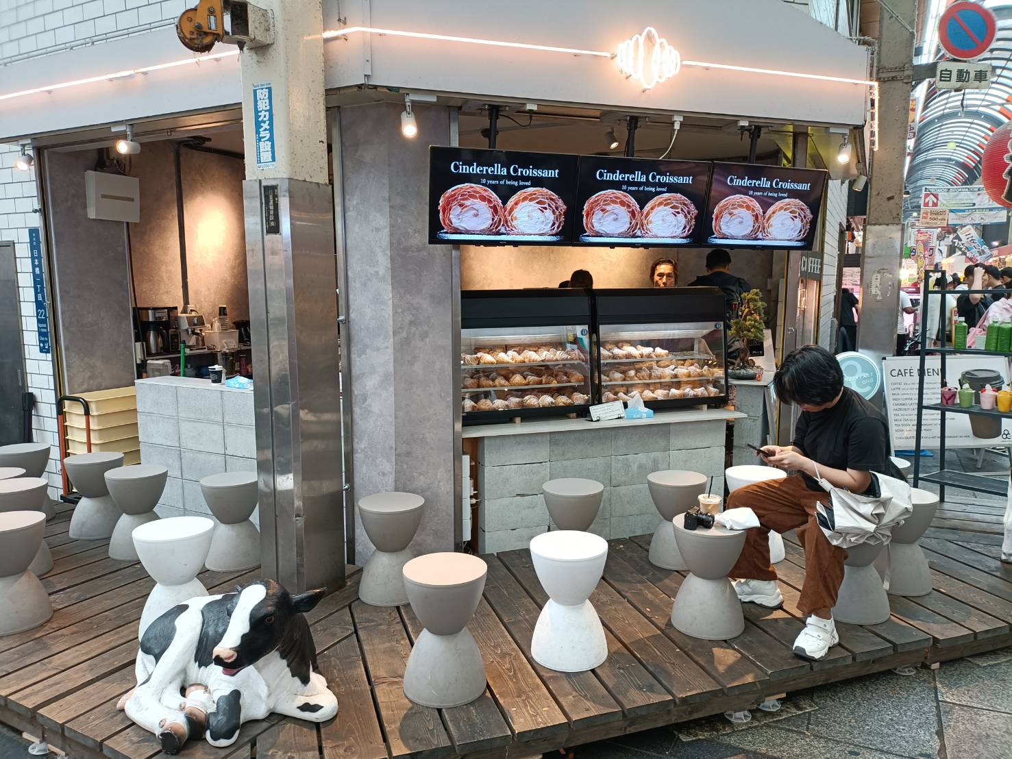 2025大阪|黑門市場開吃!黑銀まぐろや吃油脂豐富的鮪魚腹肉、八十島吃新鮮的現烤帝王蟹腳、Cinderella Croissant(クシンデレラ ロワッサン)爆餡北海道奶油可頌必吃! - 第15張圖 2025大阪|黑門市場開吃!黑銀まぐろや吃油脂豐富的鮪魚腹肉、八十島吃新鮮的現烤帝王蟹腳、Cinderella Croissant(クシンデレラ ロワッサン)爆餡北海道奶油可頌必吃!