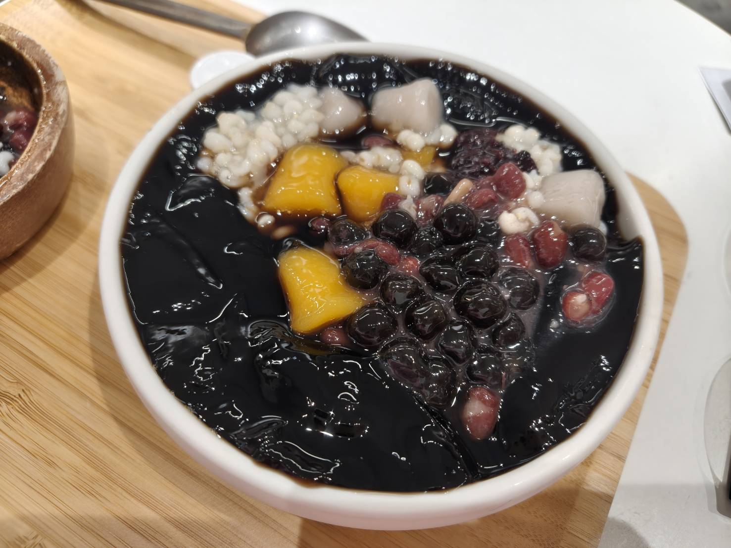 台中甜點|希望綠豆湯。清涼退火微甜好吃!另有嫩仙草、薏仁可選~店家的雪藏綠豆糕是台中十大拌手禮之一喔!