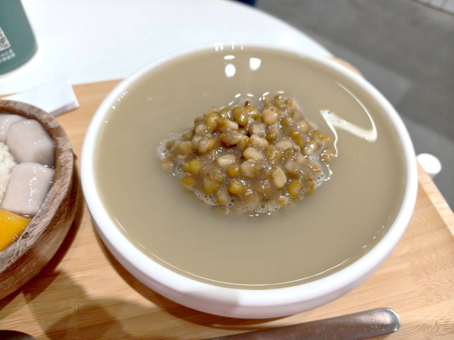 台中甜點|希望綠豆湯。清涼退火微甜好吃!另有嫩仙草、薏仁可選~店家的雪藏綠豆糕是台中十大拌手禮之一喔!
