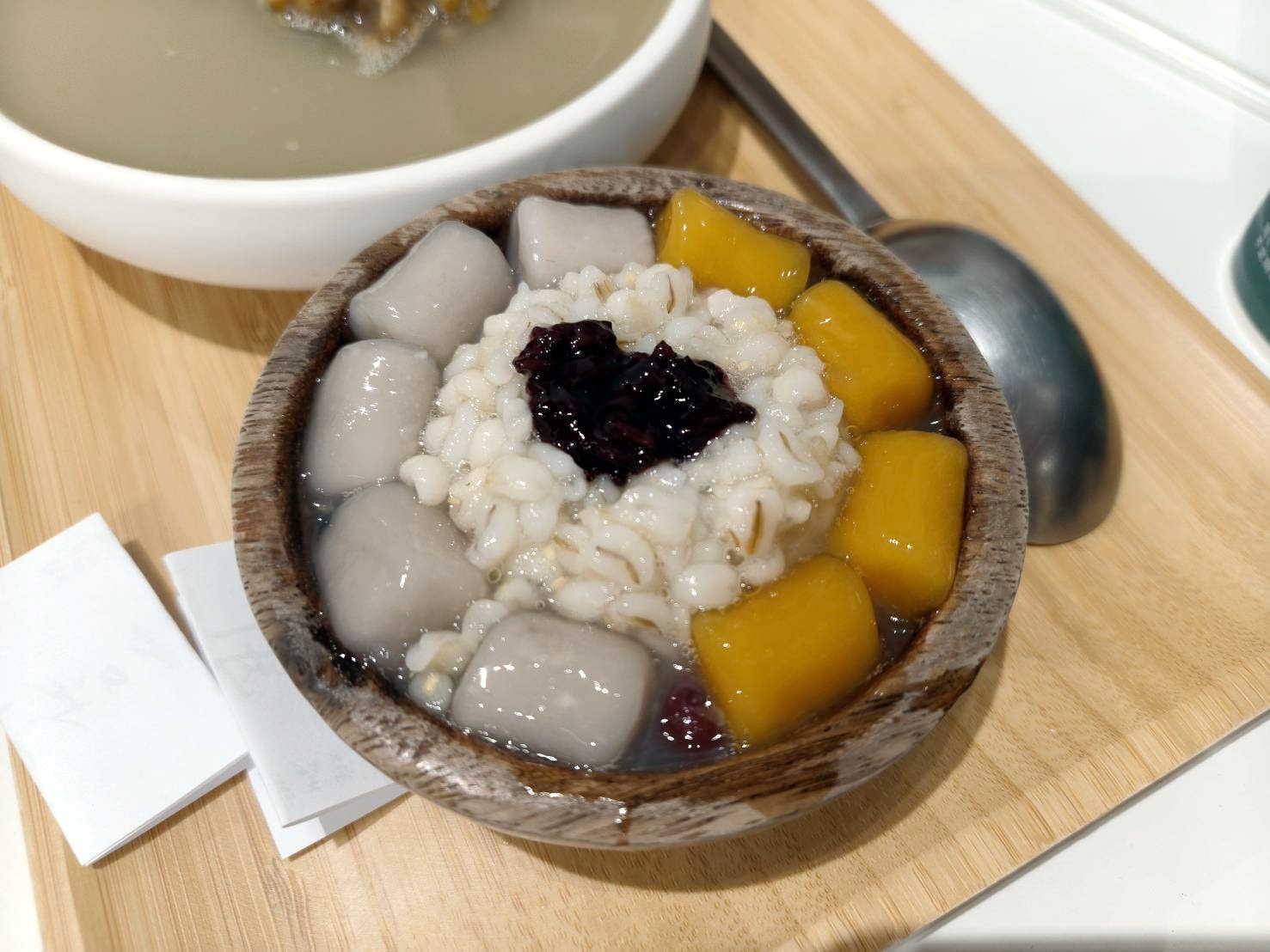 台中甜點|希望綠豆湯。清涼退火微甜好吃!另有嫩仙草、薏仁可選~店家的雪藏綠豆糕是台中十大拌手禮之一喔!