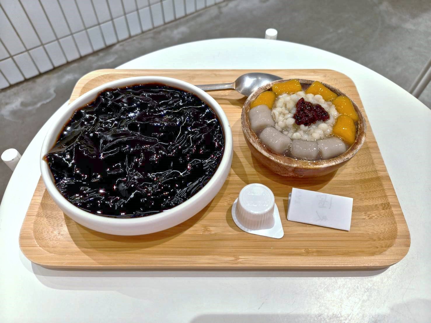 台中甜點|希望綠豆湯。清涼退火微甜好吃!另有嫩仙草、薏仁可選~店家的雪藏綠豆糕是台中十大拌手禮之一喔!