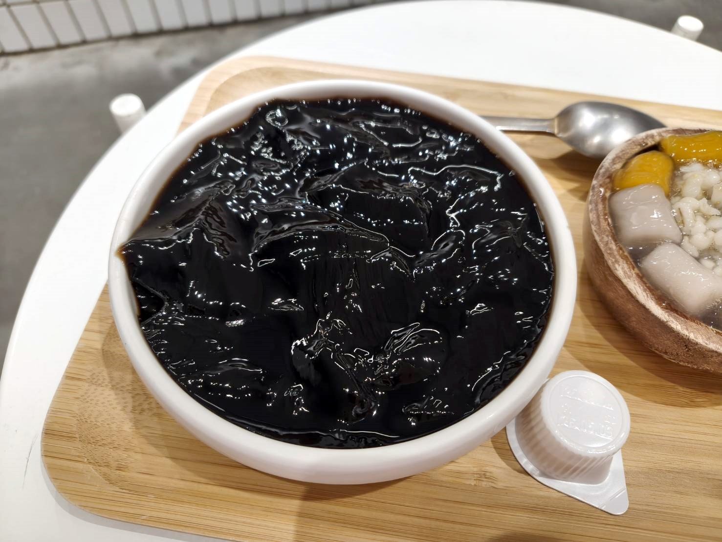 台中甜點|希望綠豆湯。清涼退火微甜好吃!另有嫩仙草、薏仁可選~店家的雪藏綠豆糕是台中十大拌手禮之一喔!