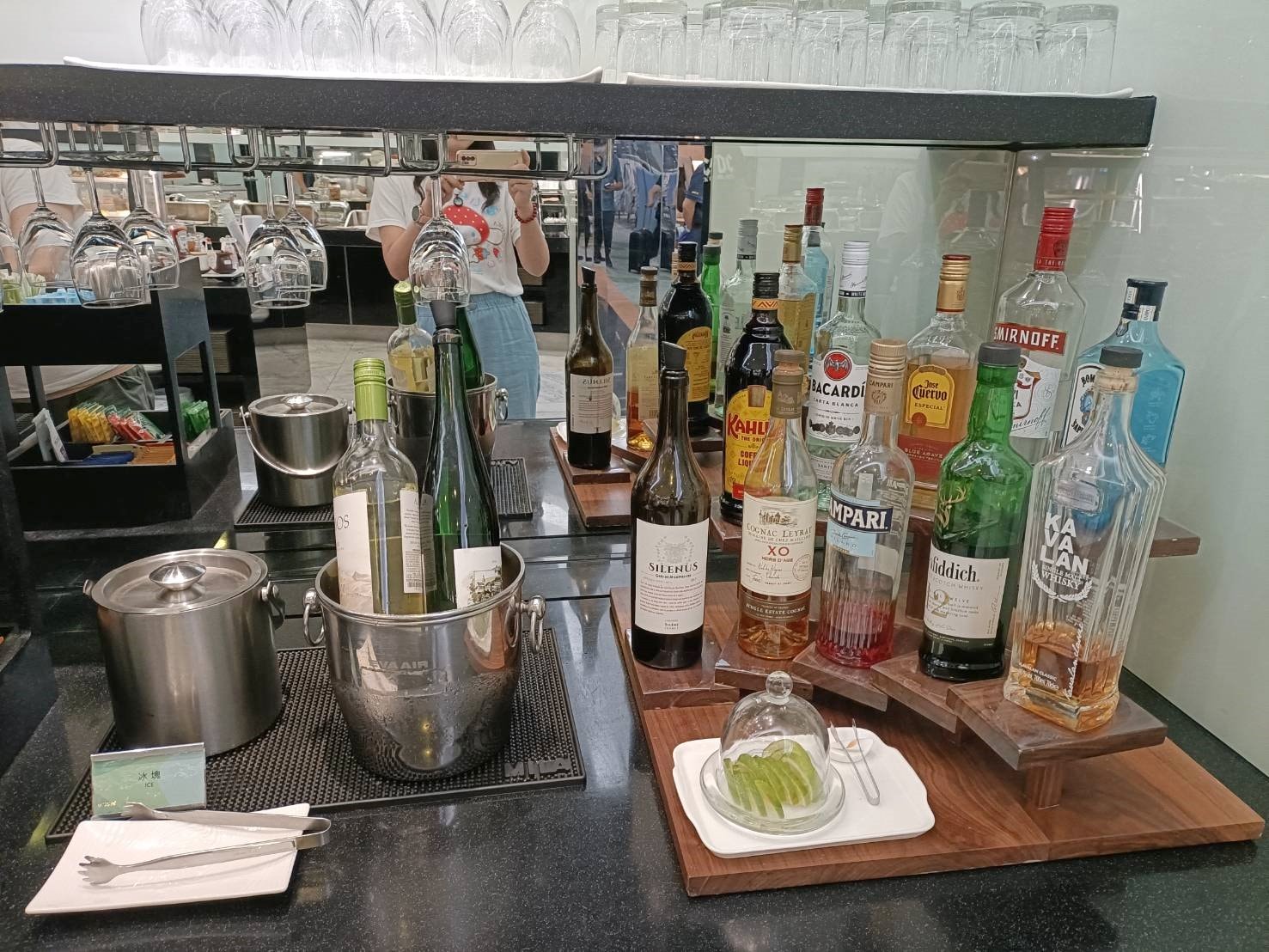 2025紐西蘭|長榮航空貴賓室 EVE AIR LOUNGE。台灣牛肉麵、滷肉飯、刈包、珍珠奶茶這裡通通有!啟程~飛向紐西蘭!