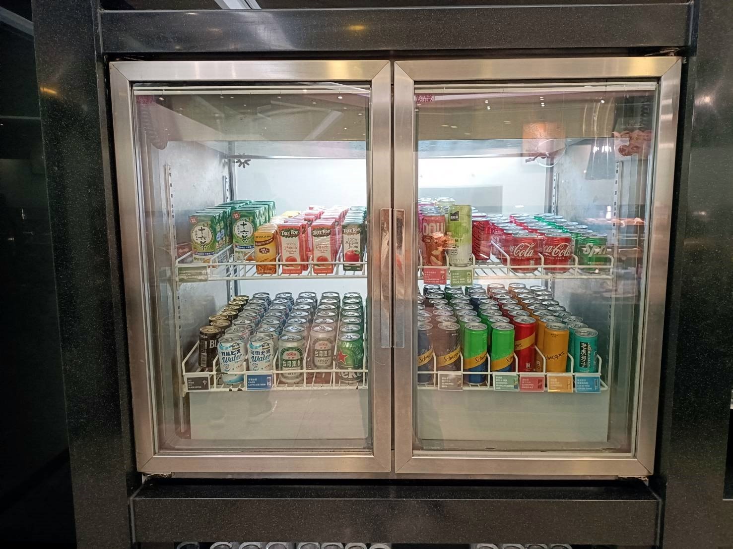 2025紐西蘭|長榮航空貴賓室 EVE AIR LOUNGE。台灣牛肉麵、滷肉飯、刈包、珍珠奶茶這裡通通有!啟程~飛向紐西蘭!