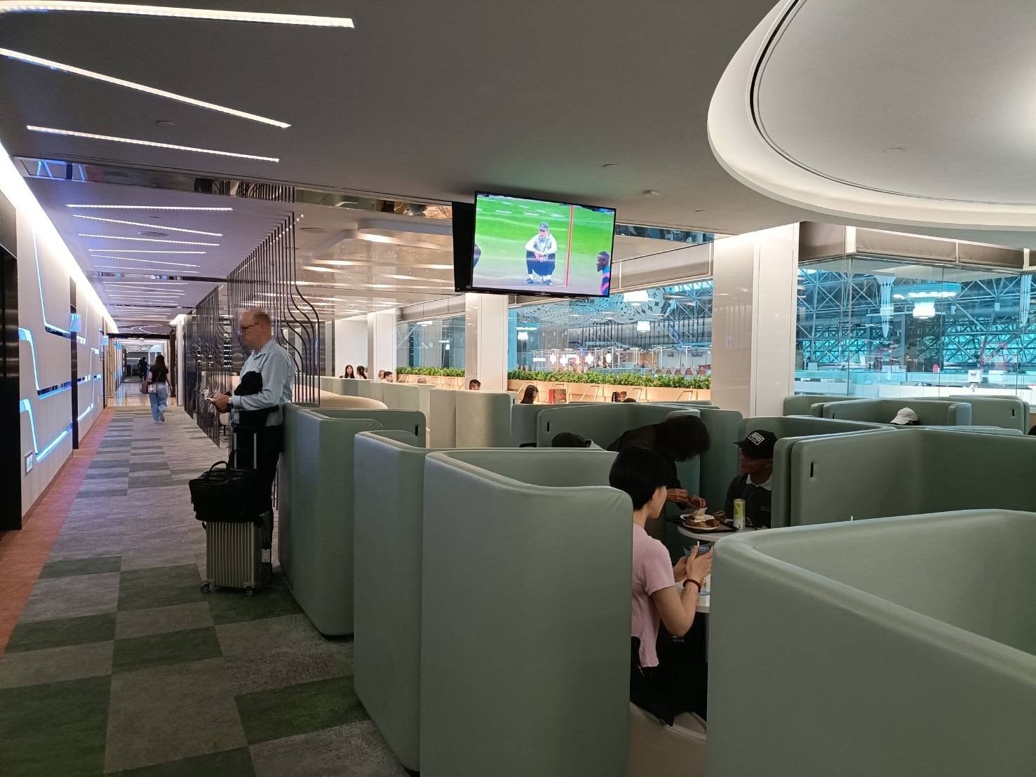 2025紐西蘭|長榮航空貴賓室 EVE AIR LOUNGE。台灣牛肉麵、滷肉飯、刈包、珍珠奶茶這裡通通有!啟程~飛向紐西蘭!
