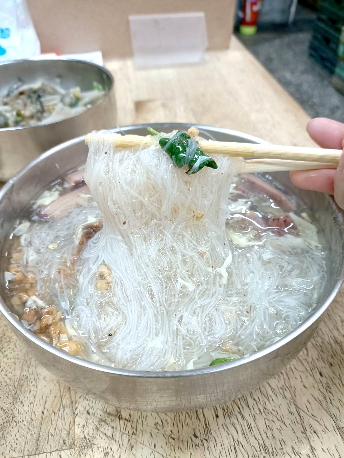 台北龍山寺美食|布袋鮮之蚵。乾拌鮮蚵CP值高~愛吃蚵仔的你必吃!香菇貢丸湯和你所想像不一樣!內含菜單