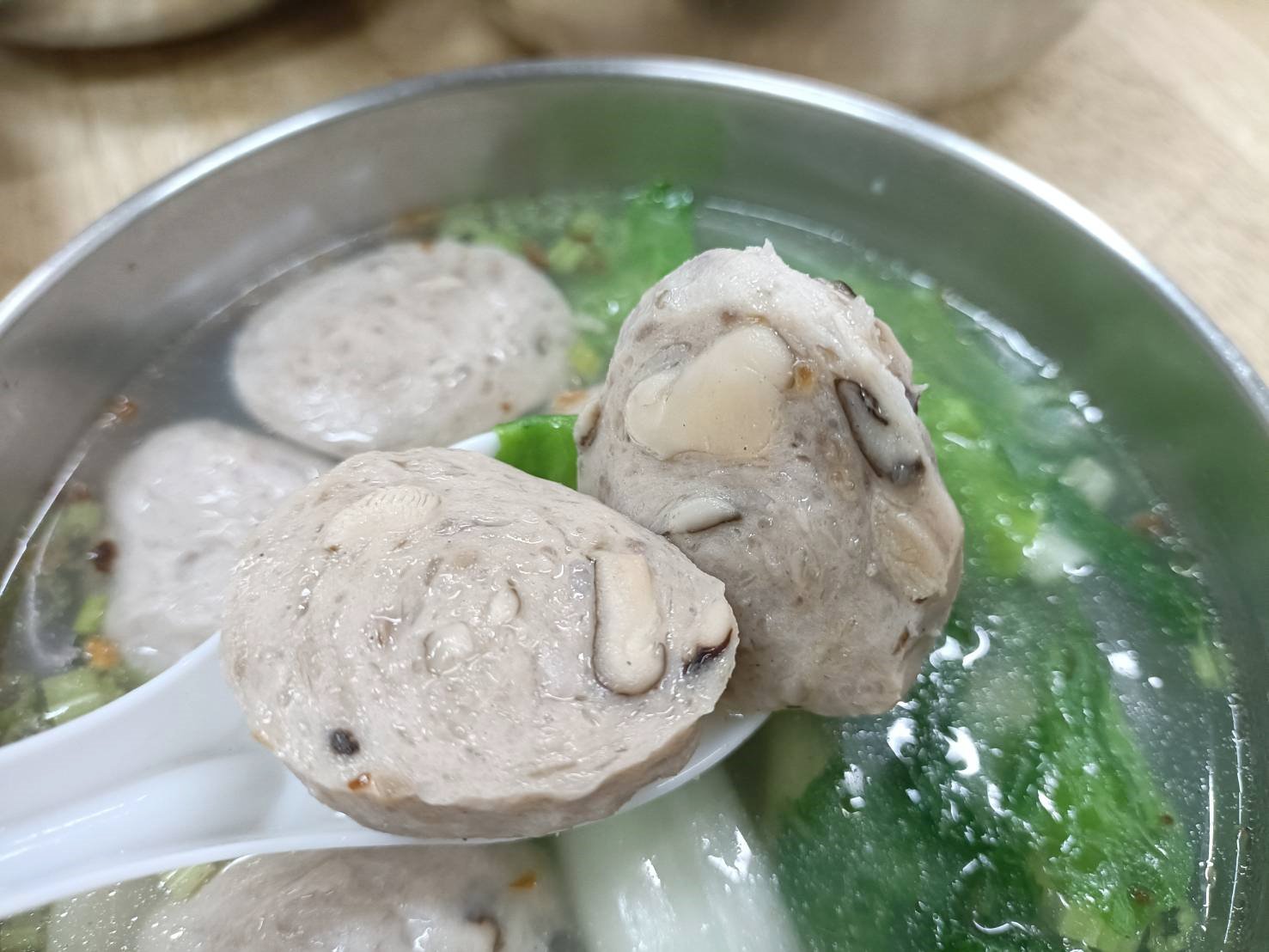 台北龍山寺美食|布袋鮮之蚵。乾拌鮮蚵CP值高~愛吃蚵仔的你必吃!香菇貢丸湯和你所想像不一樣!內含菜單