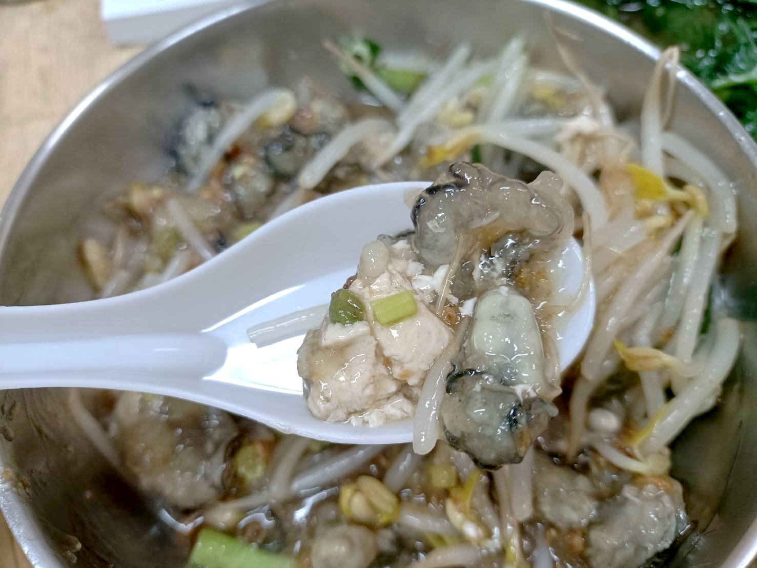 台北龍山寺美食|布袋鮮之蚵。乾拌鮮蚵CP值高~愛吃蚵仔的你必吃!香菇貢丸湯和你所想像不一樣!內含菜單