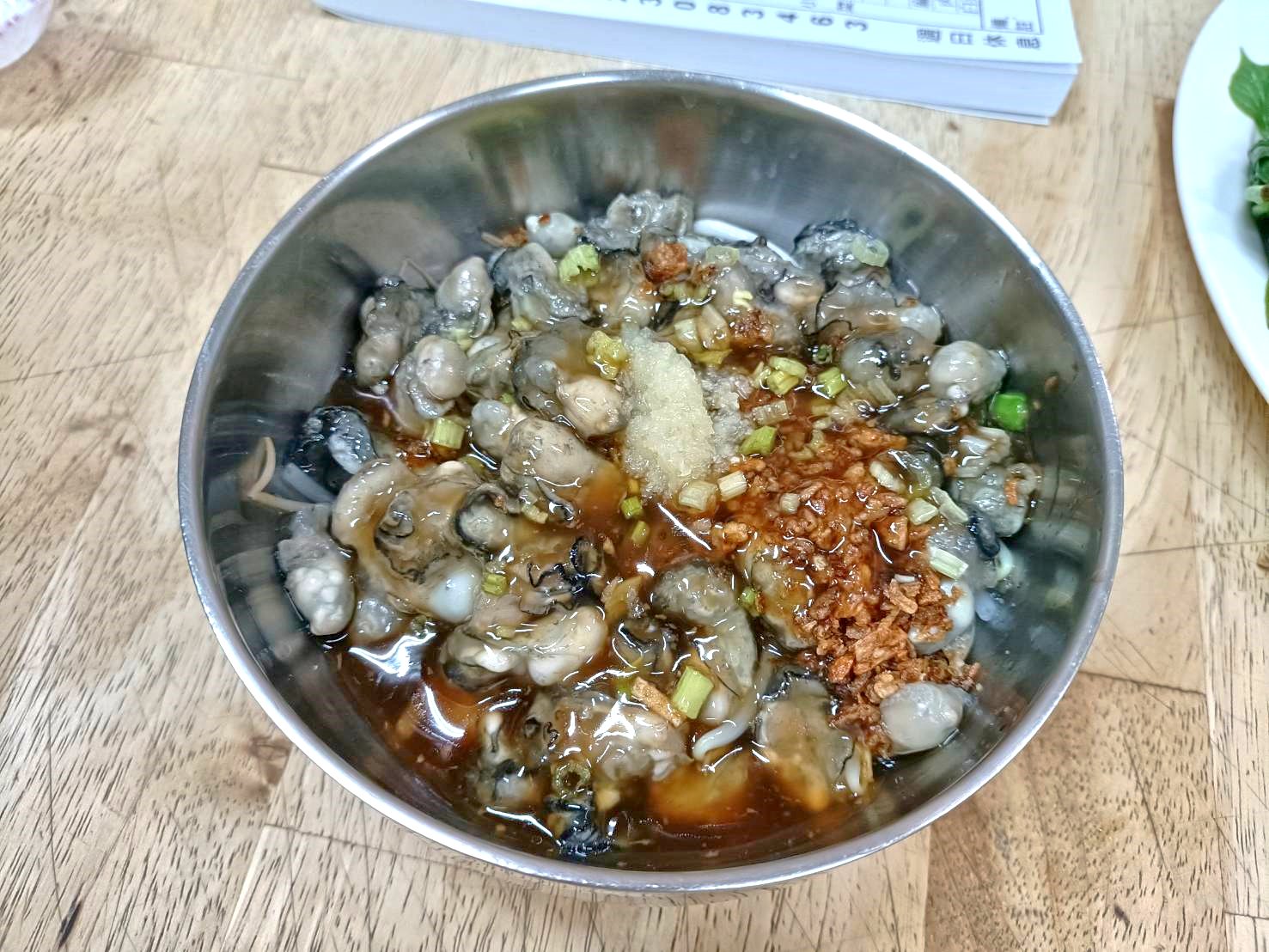 台北龍山寺美食|布袋鮮之蚵。乾拌鮮蚵CP值高~愛吃蚵仔的你必吃!香菇貢丸湯和你所想像不一樣!內含菜單