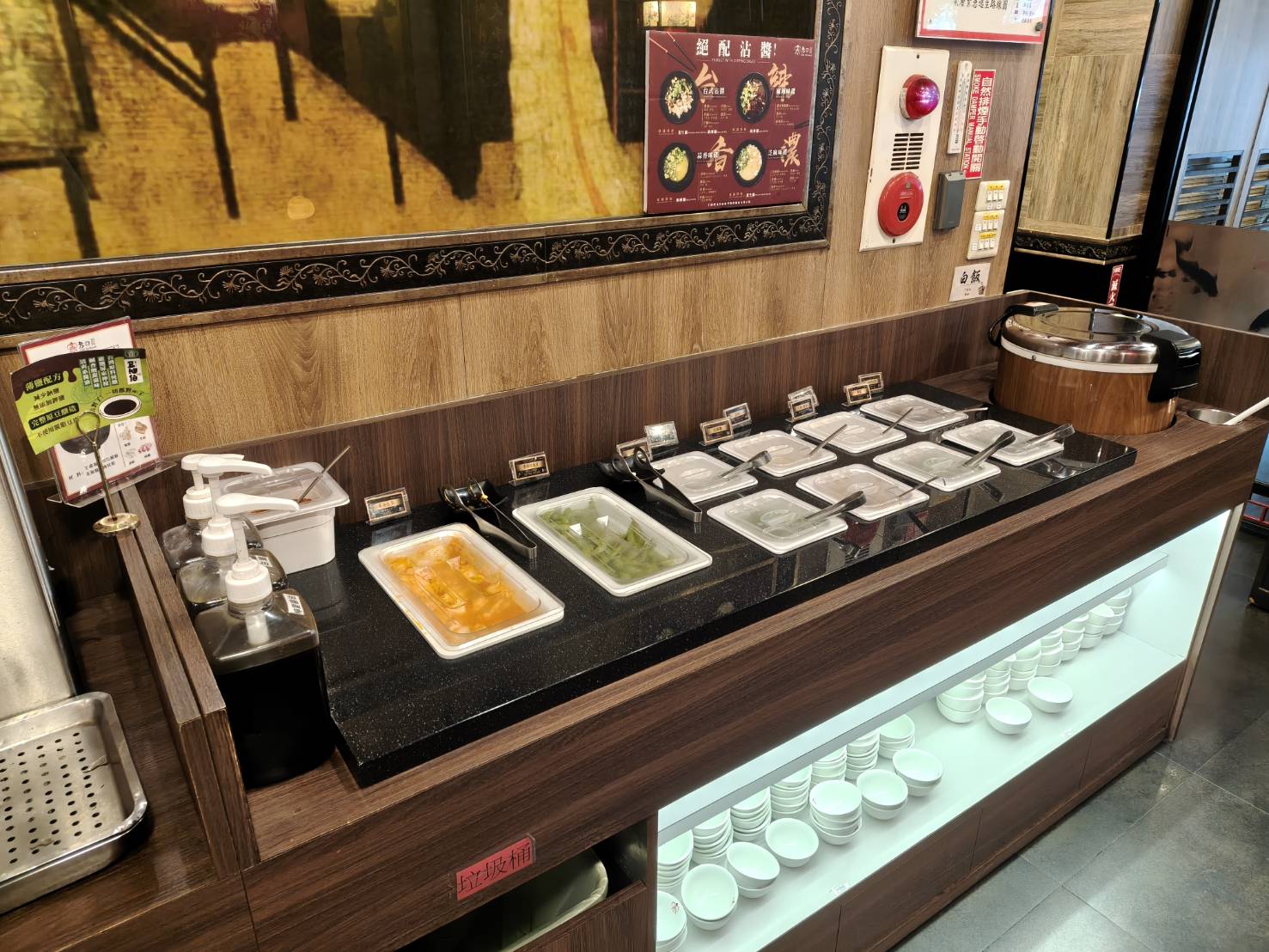 桃園美食|老四川巴蜀麻辣燙 桃園店。本人最愛濃郁麻辣湯頭和可以免費續用如布丁柔嫩多汁的鴨血!