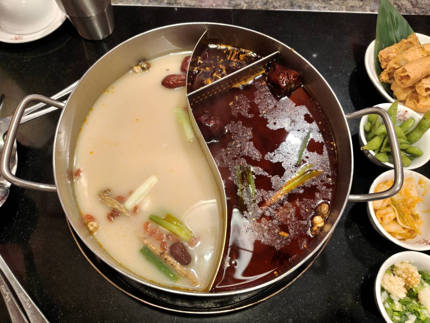桃園美食|老四川巴蜀麻辣燙 桃園店。本人最愛濃郁麻辣湯頭和可以免費續用如布丁柔嫩多汁的鴨血!