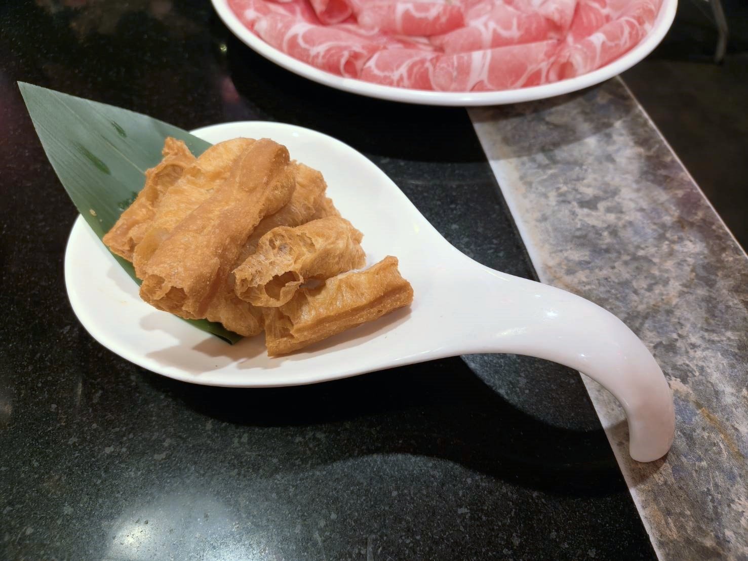 桃園美食|老四川巴蜀麻辣燙 桃園店。本人最愛濃郁麻辣湯頭和可以免費續用如布丁柔嫩多汁的鴨血!