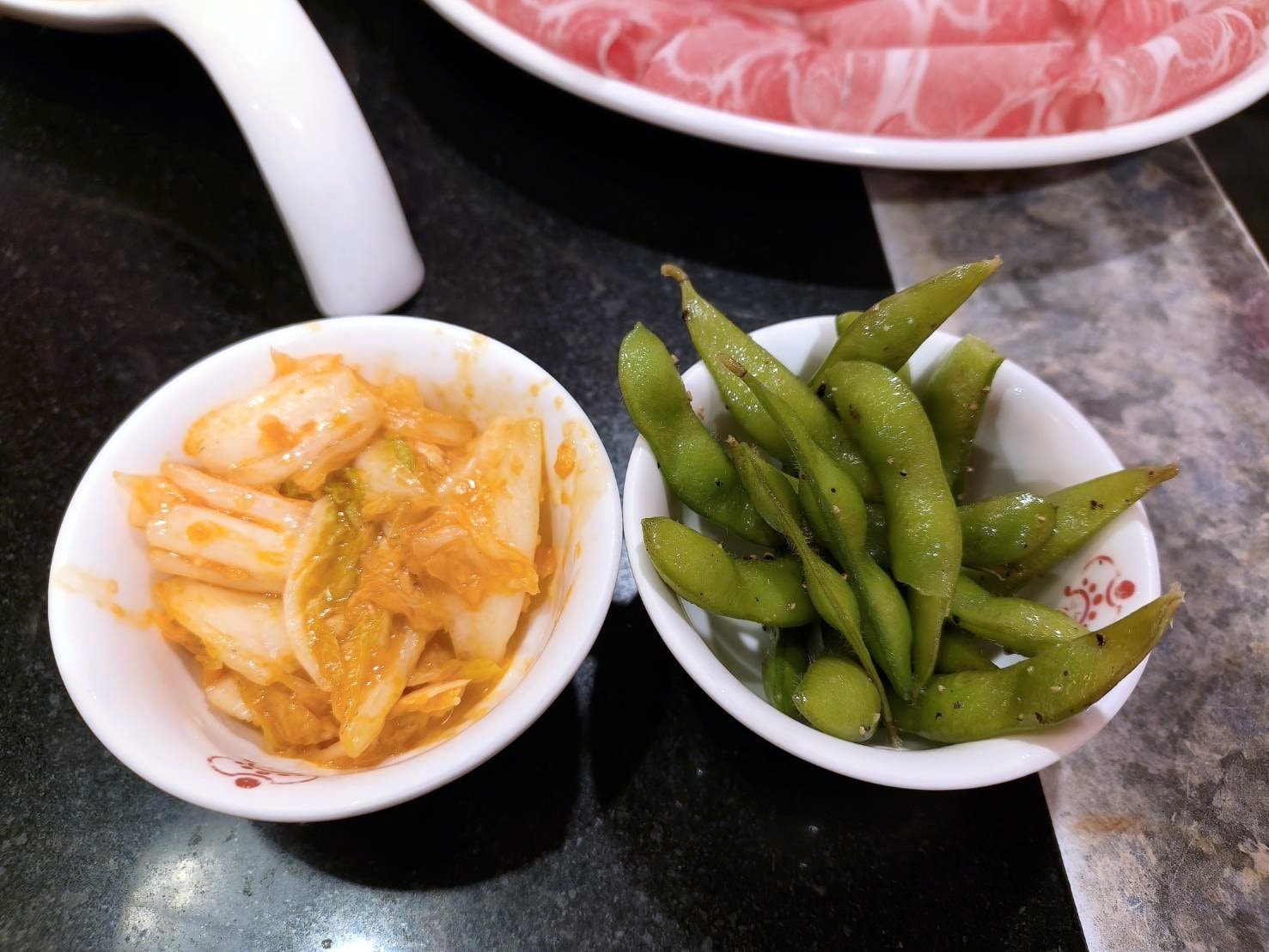 桃園美食|老四川巴蜀麻辣燙 桃園店。本人最愛濃郁麻辣湯頭和可以免費續用如布丁柔嫩多汁的鴨血!