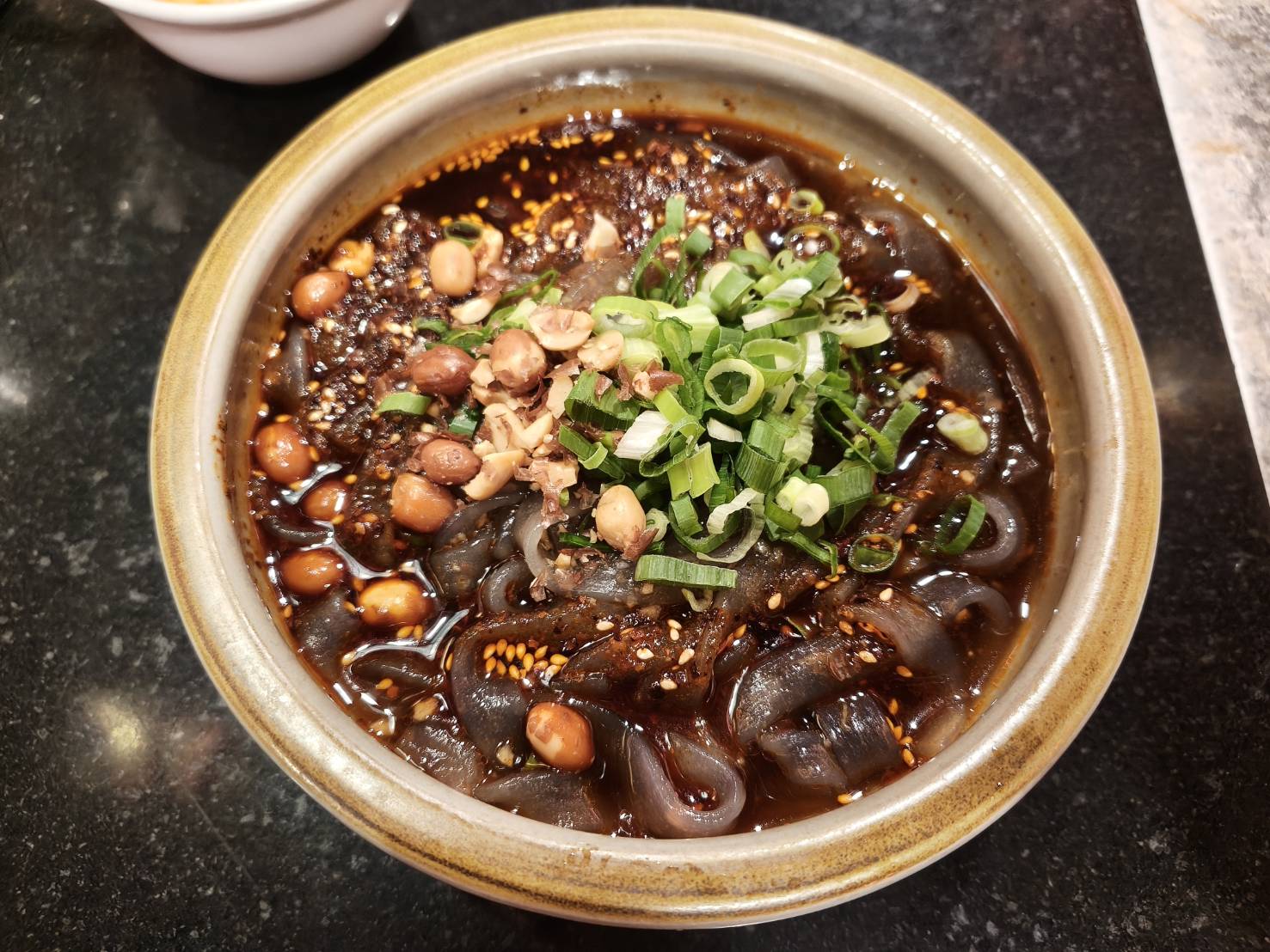 桃園美食|老四川巴蜀麻辣燙 桃園店。本人最愛濃郁麻辣湯頭和可以免費續用如布丁柔嫩多汁的鴨血!
