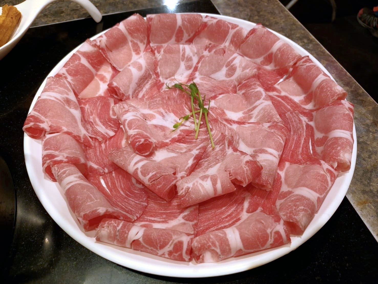 桃園美食|老四川巴蜀麻辣燙 桃園店。本人最愛濃郁麻辣湯頭和可以免費續用如布丁柔嫩多汁的鴨血!