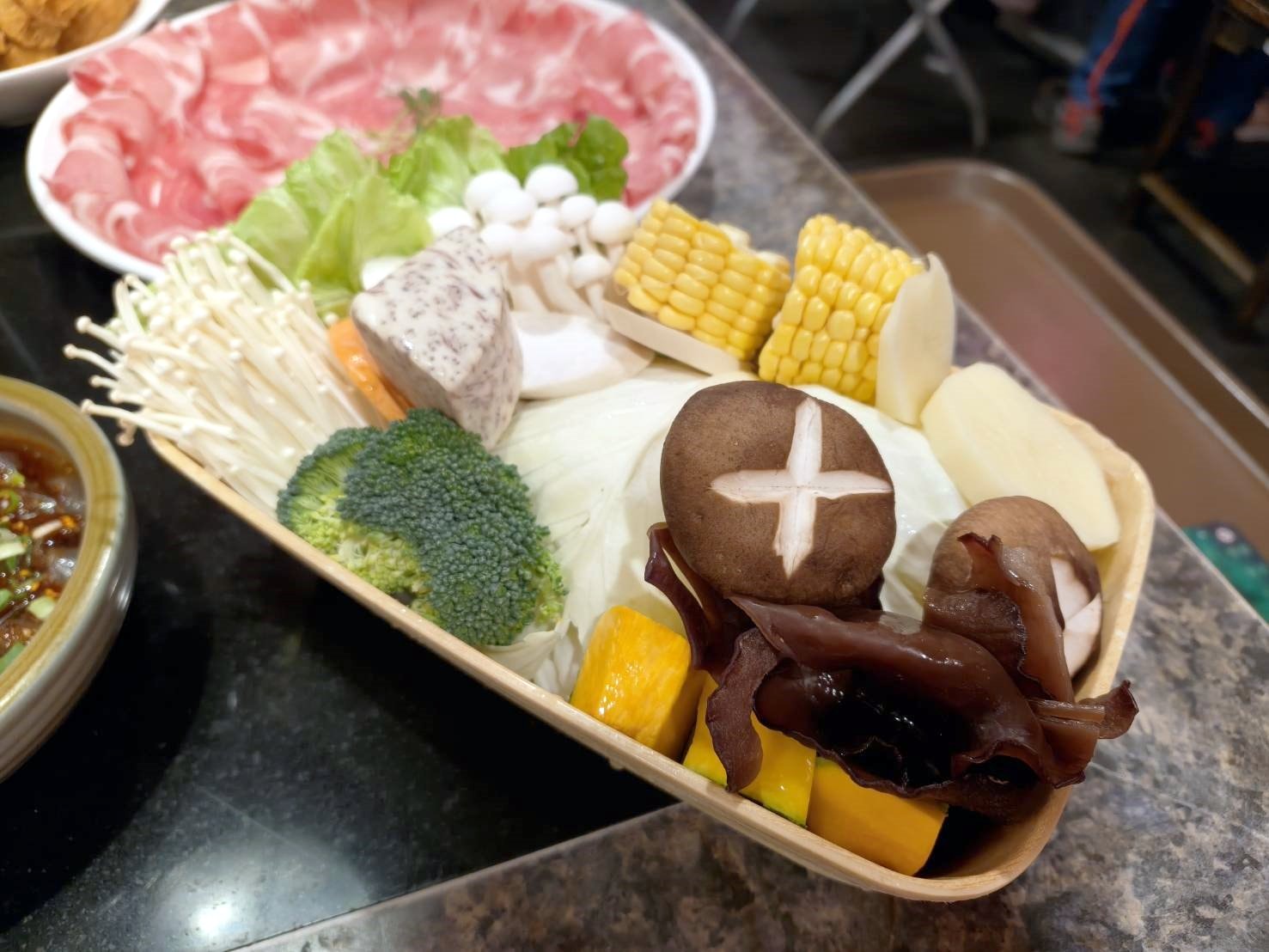 桃園美食|老四川巴蜀麻辣燙 桃園店。本人最愛濃郁麻辣湯頭和可以免費續用如布丁柔嫩多汁的鴨血!