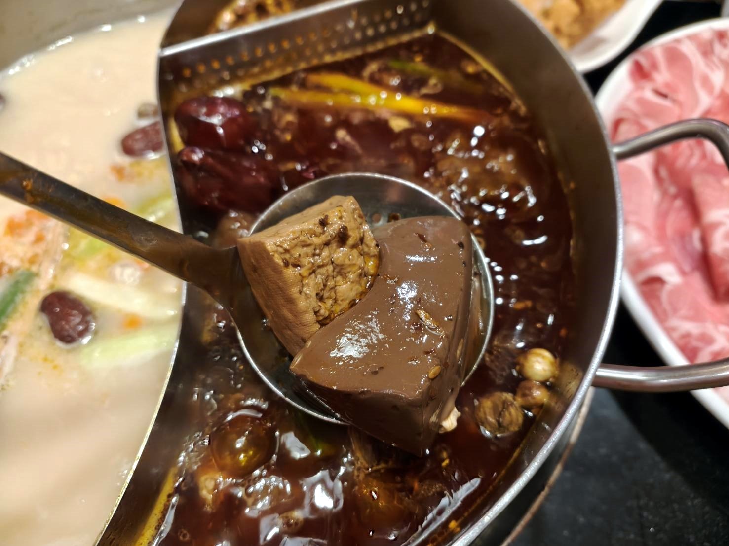 桃園美食|老四川巴蜀麻辣燙 桃園店。本人最愛濃郁麻辣湯頭和可以免費續用如布丁柔嫩多汁的鴨血!