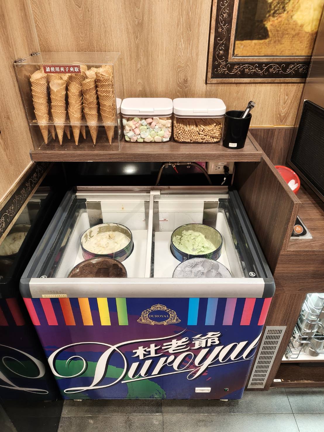 桃園美食|老四川巴蜀麻辣燙 桃園店。本人最愛濃郁麻辣湯頭和可以免費續用如布丁柔嫩多汁的鴨血!