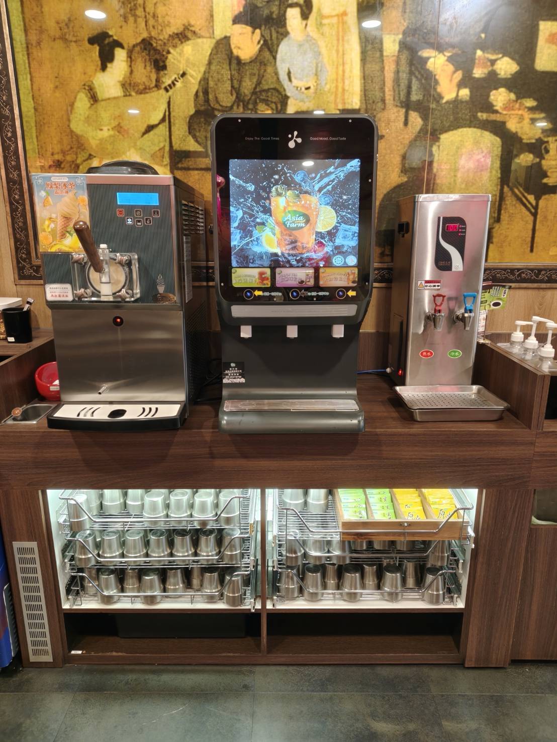 桃園美食|老四川巴蜀麻辣燙 桃園店。本人最愛濃郁麻辣湯頭和可以免費續用如布丁柔嫩多汁的鴨血!