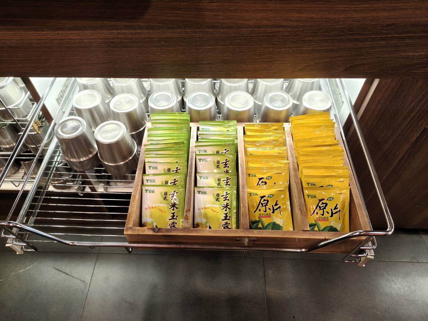 桃園美食|老四川巴蜀麻辣燙 桃園店。本人最愛濃郁麻辣湯頭和可以免費續用如布丁柔嫩多汁的鴨血!