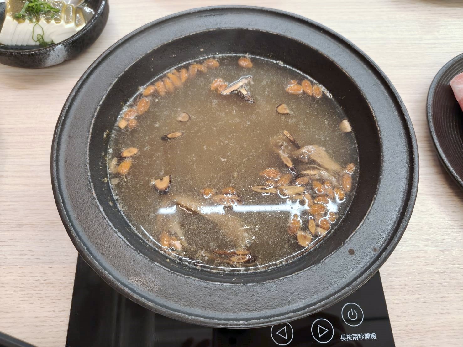 台北中山區美食|大喫鍋物-台北中山店。台式火鍋專賣~喜愛藥膳鍋的朋友快來品嚐!剝皮辣椒鍋也超推!