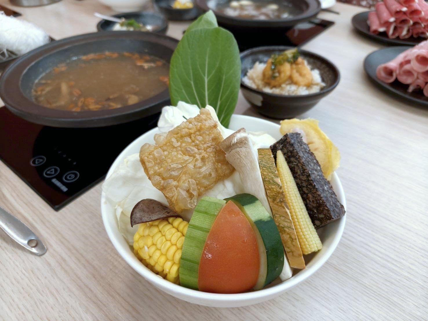 台北中山區美食|大喫鍋物-台北中山店。台式火鍋專賣~喜愛藥膳鍋的朋友快來品嚐!剝皮辣椒鍋也超推!