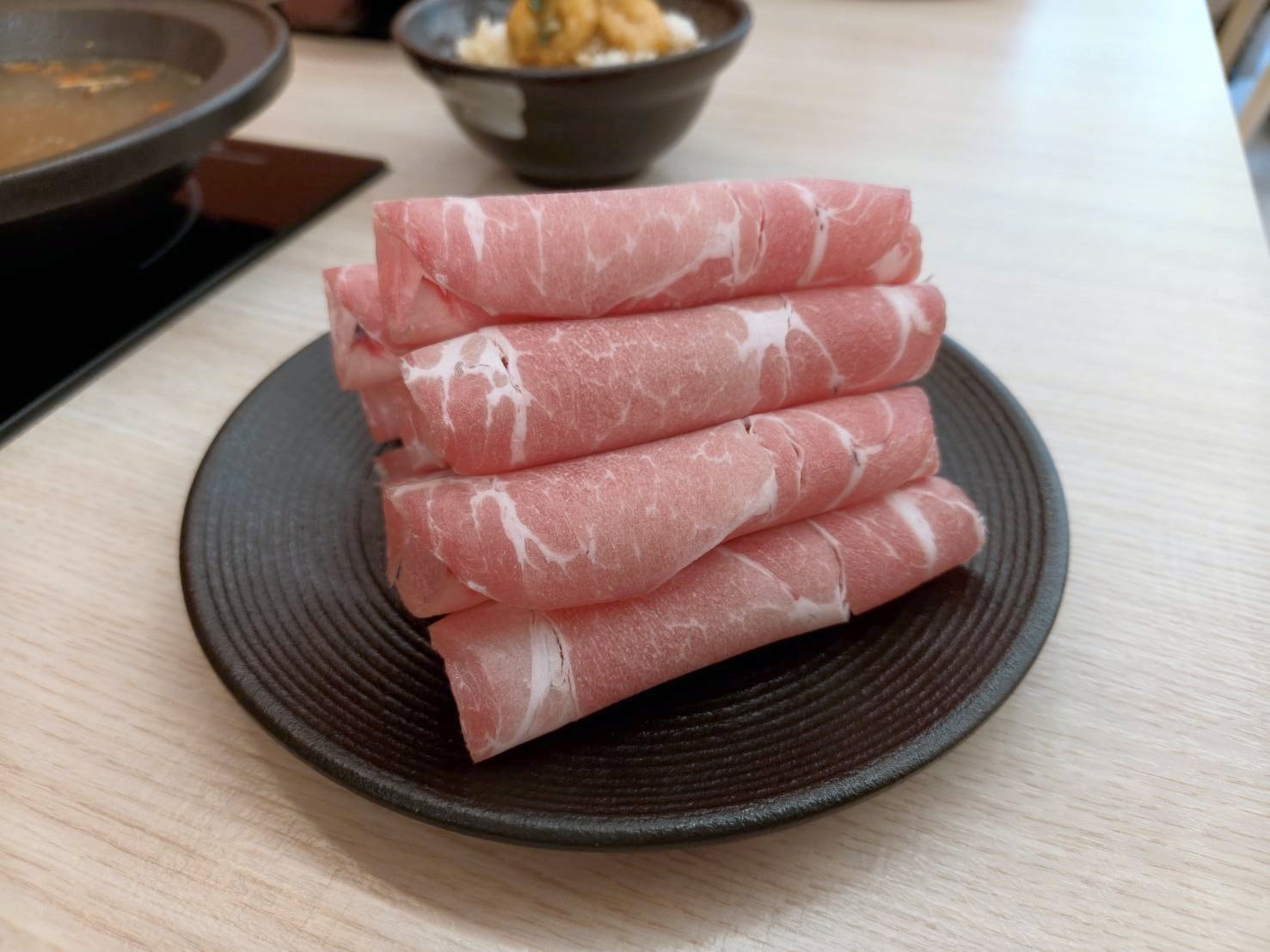 台北中山區美食|大喫鍋物-台北中山店。台式火鍋專賣~喜愛藥膳鍋的朋友快來品嚐!剝皮辣椒鍋也超推!